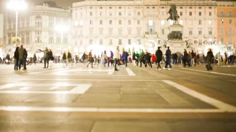Time lapse of people walking in the evening in a big city (Milan) with lights Stock-Footage 57213151