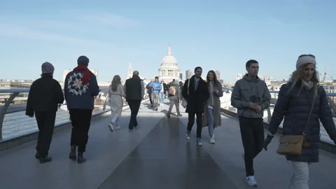 Time lapse. People walking on the pedestrian bridge. St. Paul’s Cathedral. Stock Footage 169752789