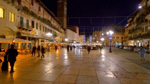 Time lapse of people walking in Piazza delle Erbe, famous city landmark, Verona. Stock-Footage 123809359