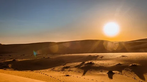 Time lapse: People watching sunset over dunes in the Sharqiya Sands Desert, Oman 库存影片 123523863