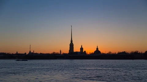 Time lapse of Peter and Paul fortress at sunset on a background of pure pink sky 스톡 동영상 110683167