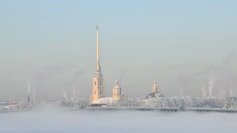 Time-lapse of The Peter and Paul Fortress in fog at winter sunrise. Video stock 159042262