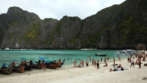 Time Lapse of Phi Phi Island Amazing Maya Bay Beach Tourists People Sunbathing Video stock 99842961