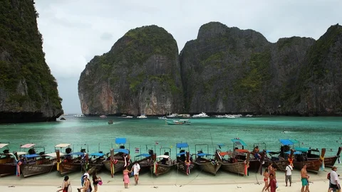 Time Lapse of Phi Phi Island Tourists People Walk on Iconic Maya Bay Beach Thai Video stock 104389703