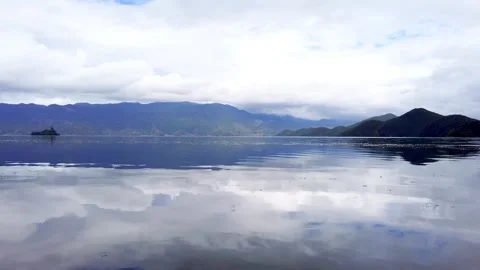 Time lapse Photography of Lake Surface Reflection in Lugu Lake Yunnan China Stockbeeldmateriaal 336897894