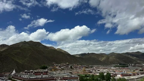 Time-lapse photography panoramic view of Labrang Temple Vídeos de archivo 279310372
