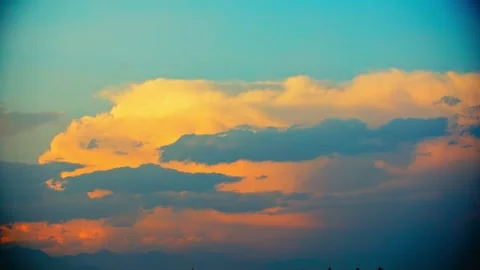 Time-lapse photography of the setting sun and the burning clouds. Vídeo Stock 327191514