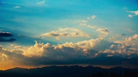 Time-lapse photography of the setting sun and the burning clouds. Vídeo Stock 327191577