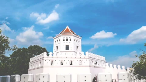 Time lapse of Phra Sumen Fort in Santi Chai Prakarn Park. Stock Footage 135374583