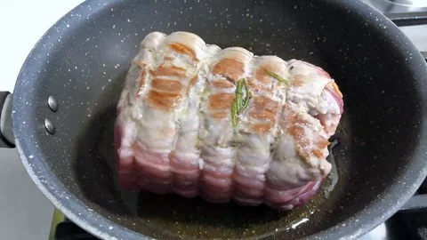 Time lapse of a piece of roast beef filling with artichoke plant cooking. Stock-Footage 86132007