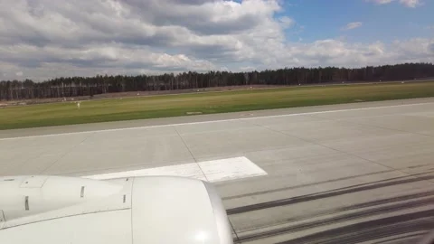 Time lapse plane take off. view from the porthole on the wing of the plane 動画素材 152972938