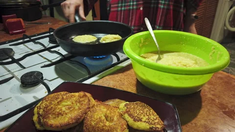 Time lapse of preparing potato pancakes on an old gas stove. Stock-Footage 144328694