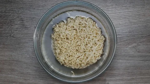 TIME-LAPSE: Preparing a quick noodles in transparent bowl (top view, square) 動画素材 107209159