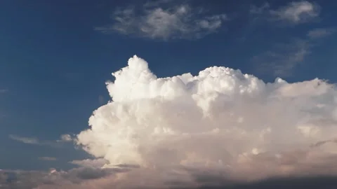 Time-lapse puffy and fluffy clouds on the blue sky. Video stock 161023050