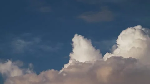 Time-lapse puffy and fluffy clouds on the blue sky. Video stock 161023080