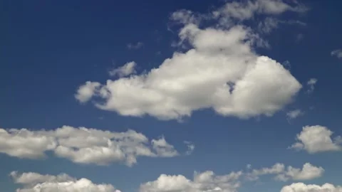 Time-lapse puffy and fluffy clouds on the blue sky. Video stock 161023173
