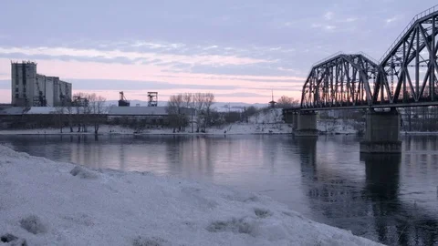 Time lapse of railway bridge over the river at dawn with a mountain forest and Video stock 75348372