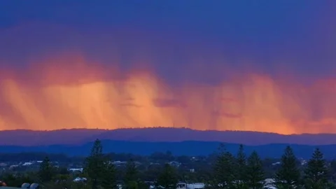 Time lapse of rain falling over the mountains at sunset in 4K 库存影片 208562232