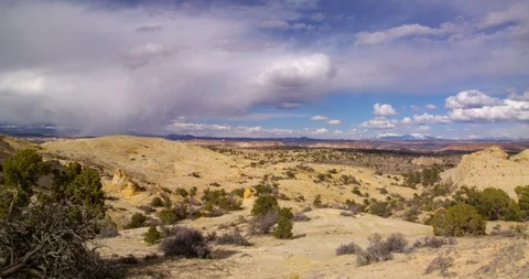 Time-Lapse of a rain squall approaching across Escalante Monument 動画素材 124574531