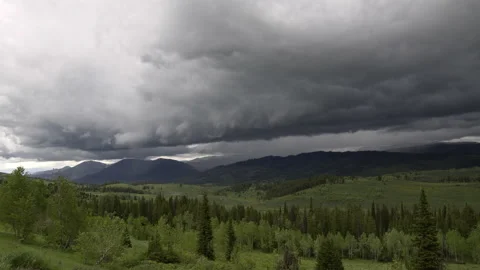 Time lapse of rain storm moving away over the mountain range 스톡 동영상 132682714