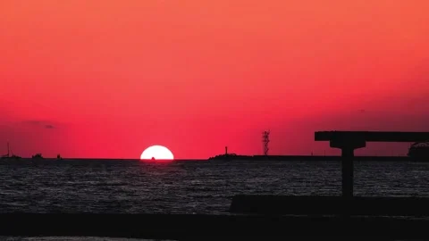 Time lapse of red sunset as the massive sun sets over the horizon, bright clouds 스톡 동영상 149417191