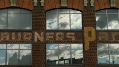 Time lapse reflection of dramatic cumulus clouds 動画素材 136716178