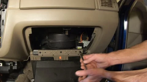 Time Lapse of Removing a Glove Box Door Vídeo Stock 155946537