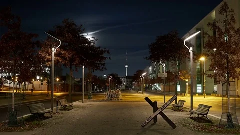 Time lapse of rising full moon above the Berlin TV tower in 4K 動画素材 83862426