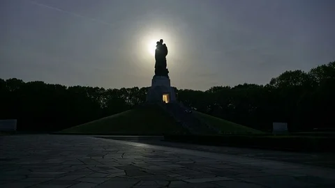 Time lapse of a rising full moon behind the soviet memorial in Berlin - 4K 動画素材 83865251