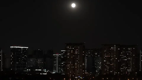 Time lapse. Rising moon over a big city at night Stock-Footage 313955073
