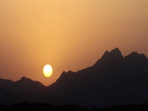 Time lapse of rising sun over mountain : 4K footage Video stock 74399530