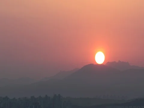 Time lapse of rising sun over mountain : 4K footage Stock Footage 75168137