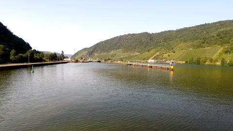 Time lapse of a River boat approaching a canal lock Vídeo Stock 112035080