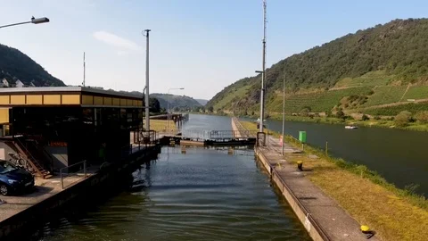 Time lapse of a river boat going through a canal lock on the Moselle River Vídeo Stock 112035082