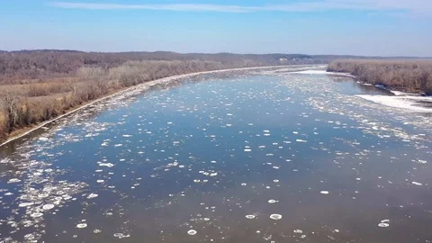 Time lapse of a river flowing during winter with ice flowing downstream 스톡 동영상 111668742