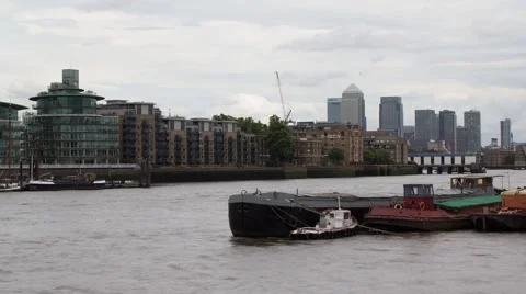 Time lapse River Thames boat traffic with Canary Wharf in Background Vídeos de archivo 64898439