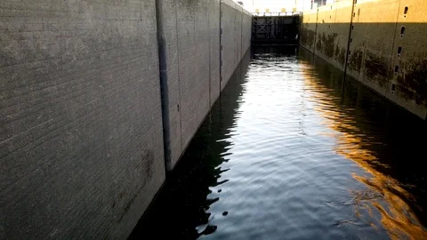 Time lapse of riverboat going through a lock on the Moselle River Vídeo Stock 113896892