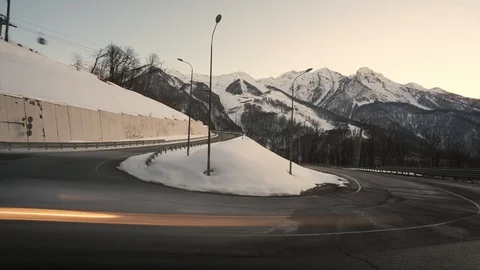 Time lapse on the road with mountains in the background in moonlight at night. Vidéo 105675647