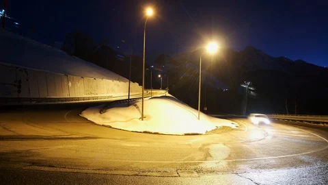 Time lapse on the road with mountains in the background in moonlight at night. Vidéo 105675691