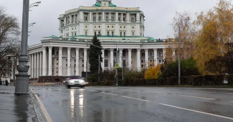 Time lapse of road traffic in front of Theater of Soviet Army Vídeo Stock 142782445