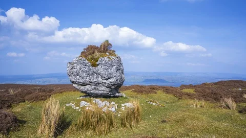 Time Lapse of Rock Boulder at Carrowkeel Passage Tombs in Ireland 動画素材 106344994