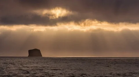 Time lapse of Rock stack in Pacific Ocean at sunset 스톡 동영상 84564989