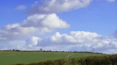Time lapse of rolling clouds above the British Countryside  Vídeos de archivo 32961479