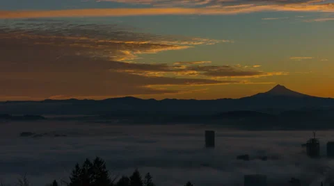 Time Lapse of Rolling Fog Over City of Portland Oregon and Mount Hood at Sunrise Video stock 46523080