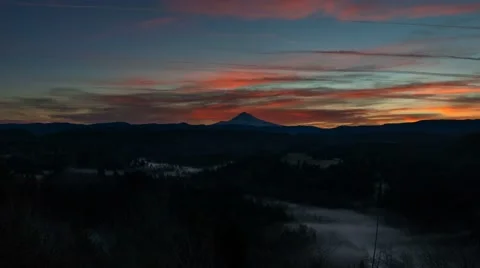 Time Lapse of Rolling Fog Over Crooked River with Mt Hood in Oregon at Sunrise Video stock 55749080