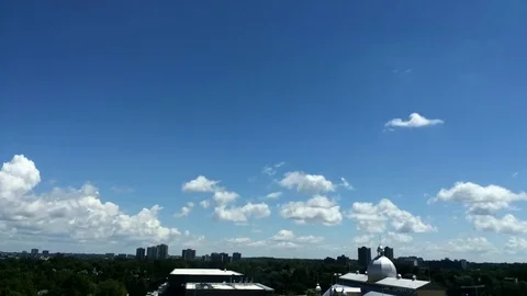 Time lapse of rolling white clouds over the city landscape Stockbeeldmateriaal 77285433