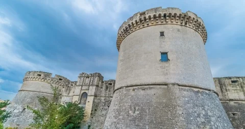 Time-lapse of ruins of medieval old tower of castle under blue sky with cloud Stock-Footage 100401497