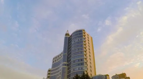 Time lapse. Running clouds. Beautiful building. Wide shot. 库存影片 55527287