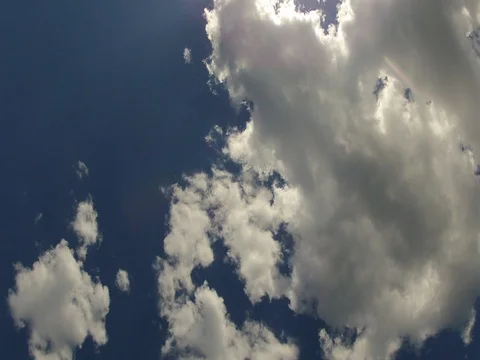 Time lapse of running clouds on a blue sky Video stock 76901179