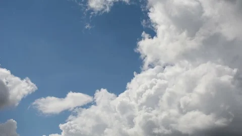 Time lapse of running clouds on a blue sky Video stock 76988897